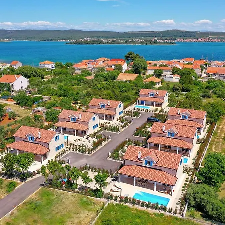 Papa's Court V With Pool Vila *