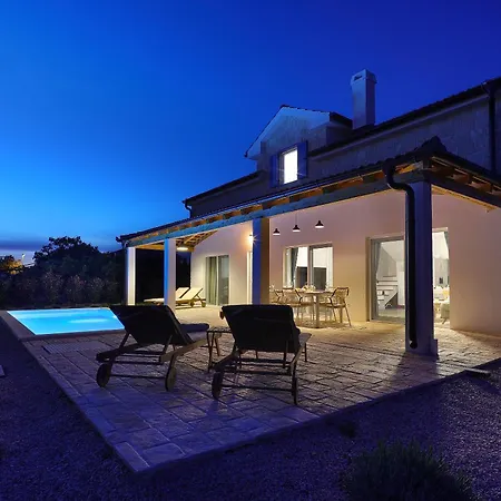 Papa's Court V With Pool Vila