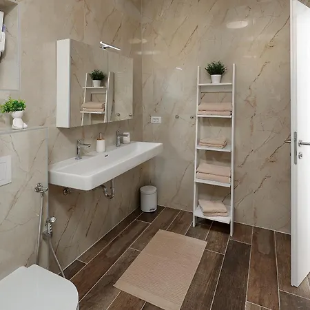 Papa's Court V With Pool Pašman