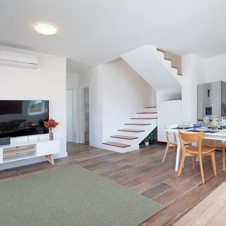 Papa's Court V With Pool * Pašman