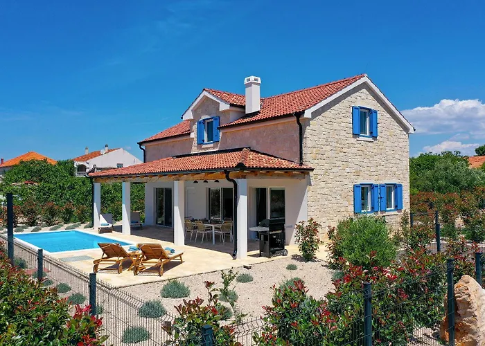 Papa's Court V With Pool Pašman