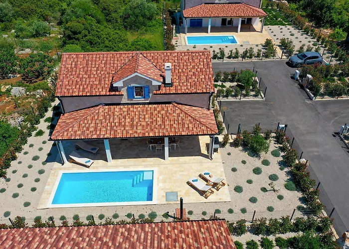 Villa Papa's Court V With Pool